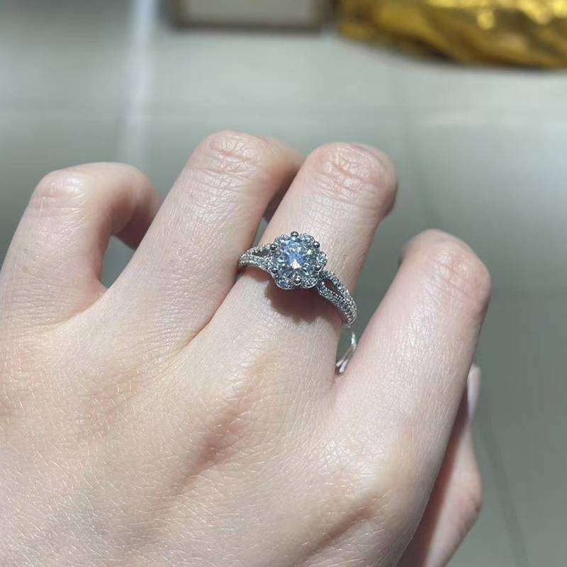 Affordable Luxury满钻Women's RingS925银镀白金定制选款主石Moissanite1.0ct/副石高碳钻